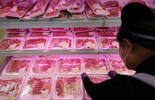 22일 국회에 따르면 국제 곡물가격 상승에 따른 사료가격 상승세로 각 농가들의 부담이 눈덩이처럼 커지고 있지만, 정부의 정책자금융자 집행 내역은 부진하기만 해 적기에 적절한 지원이 필요하다는 목소리가 나오고 있다. 22일 오후 서울의 한 대형마트 육류 코너에서 삼겹살을 판매하고 있다, <연합뉴스>